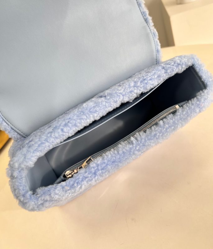 Сумка LOUIS VUITTON TWIST MM