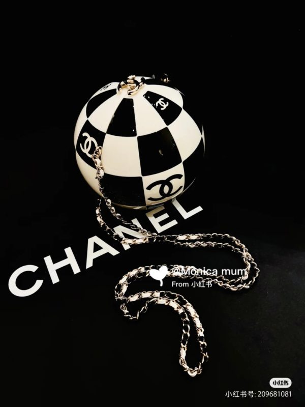Клатч на цепочке CHANEL