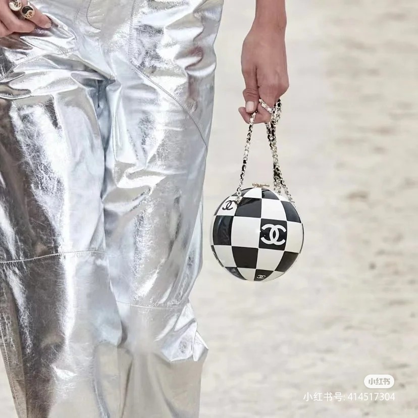Клатч на цепочке CHANEL