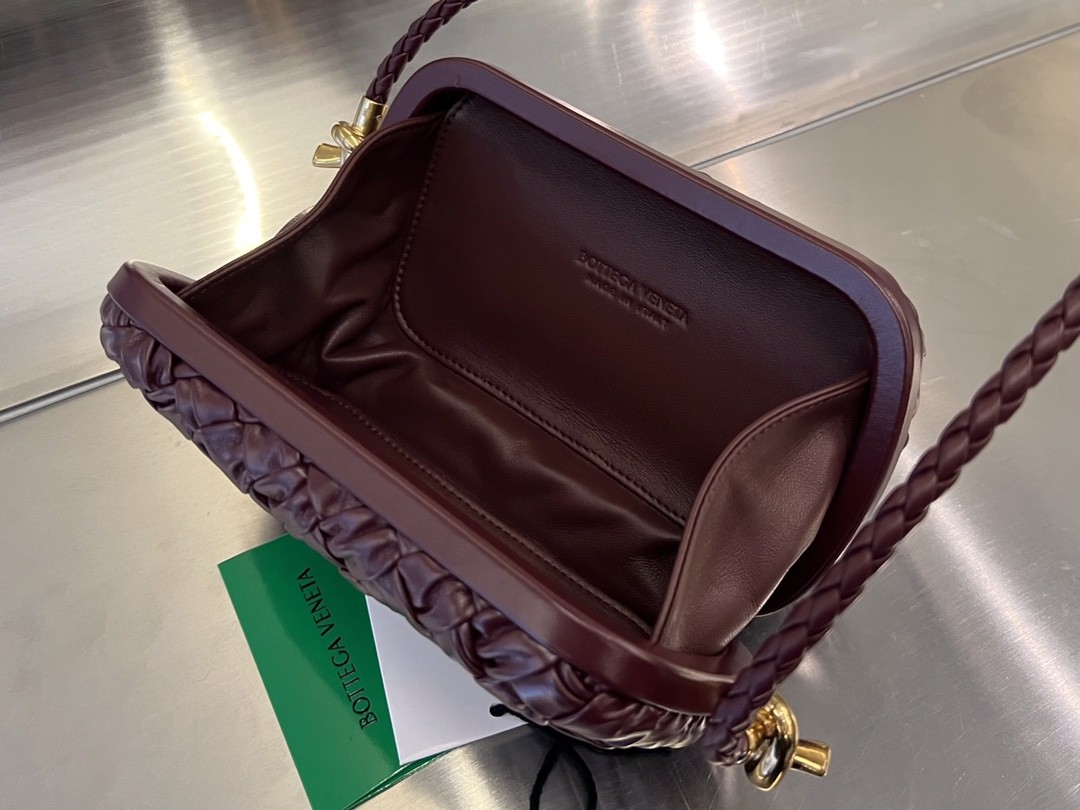 Сумка BOTTEGA VENETA Knot Minaudiere On Strap