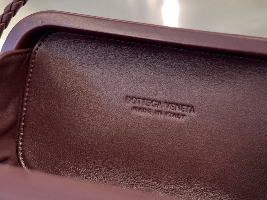 Сумка BOTTEGA VENETA Knot Minaudiere On Strap
