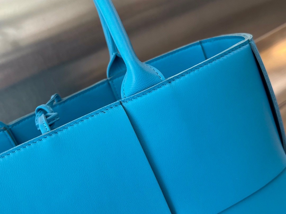 Сумка BOTTEGA VENETA Mini Arco Tote