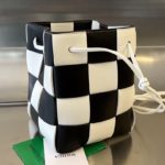 Сумка BOTTEGA VENETA Small Cassette Cross-Body Bucket