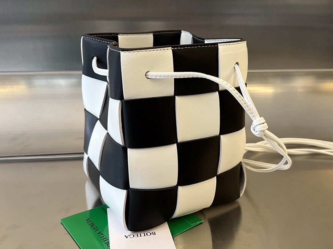 Сумка BOTTEGA VENETA Small Cassette Cross-Body Bucket