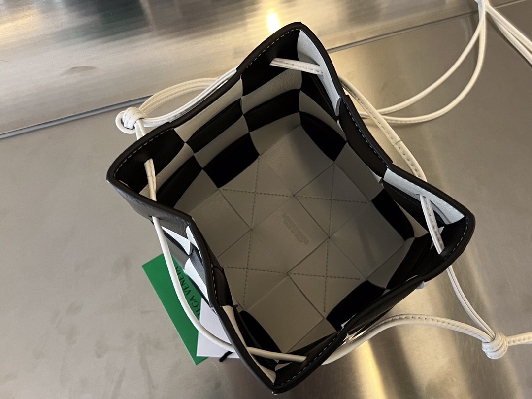 Сумка BOTTEGA VENETA Small Cassette Cross-Body Bucket
