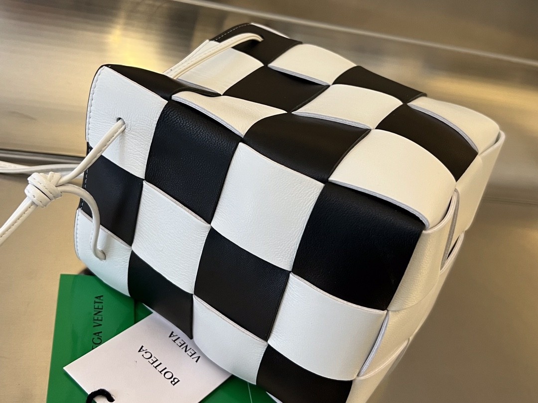 Сумка BOTTEGA VENETA Small Cassette Cross-Body Bucket