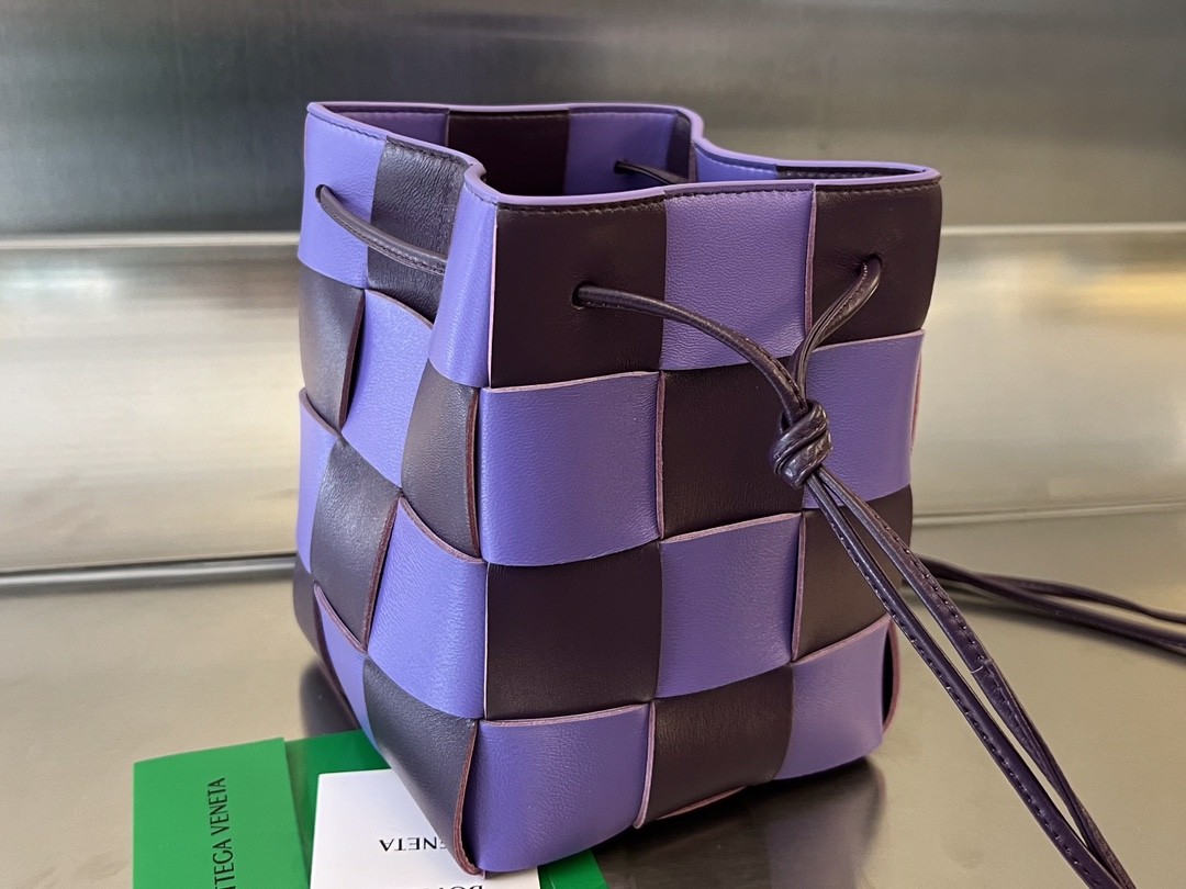 Сумка BOTTEGA VENETA Small Cassette Cross-Body Bucket