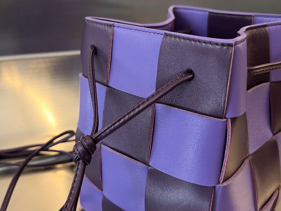 Сумка BOTTEGA VENETA Small Cassette Cross-Body Bucket
