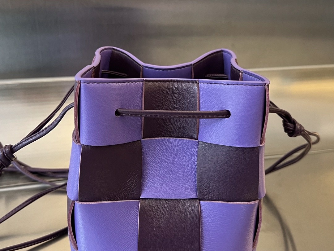 Сумка BOTTEGA VENETA Small Cassette Cross-Body Bucket