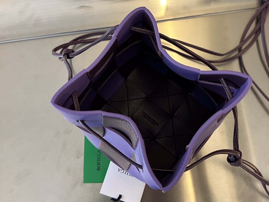 Сумка BOTTEGA VENETA Small Cassette Cross-Body Bucket