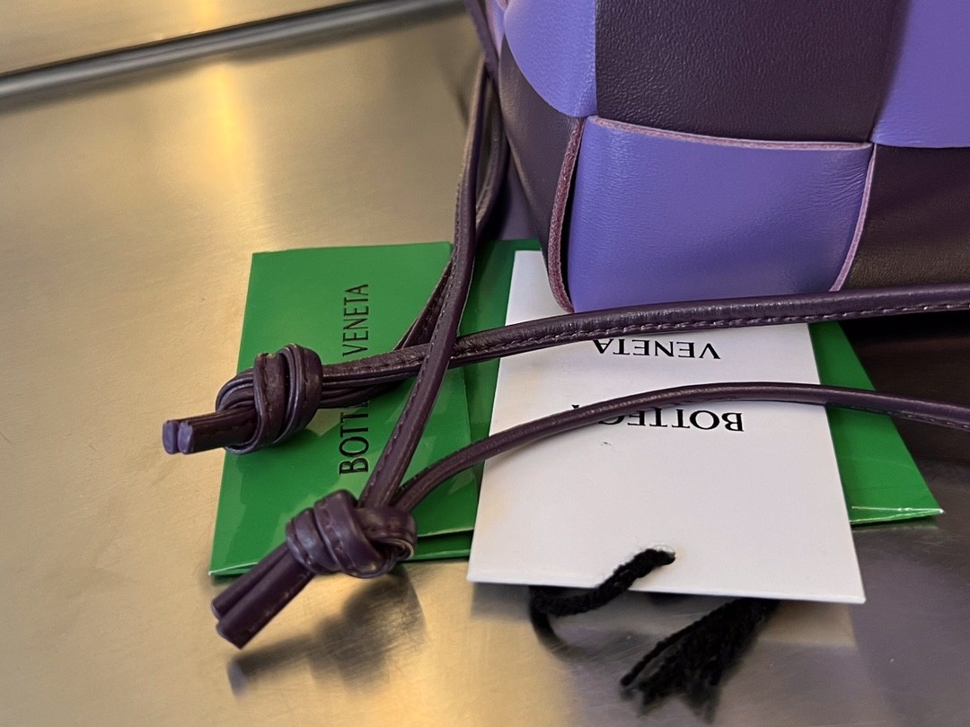 Сумка BOTTEGA VENETA Small Cassette Cross-Body Bucket