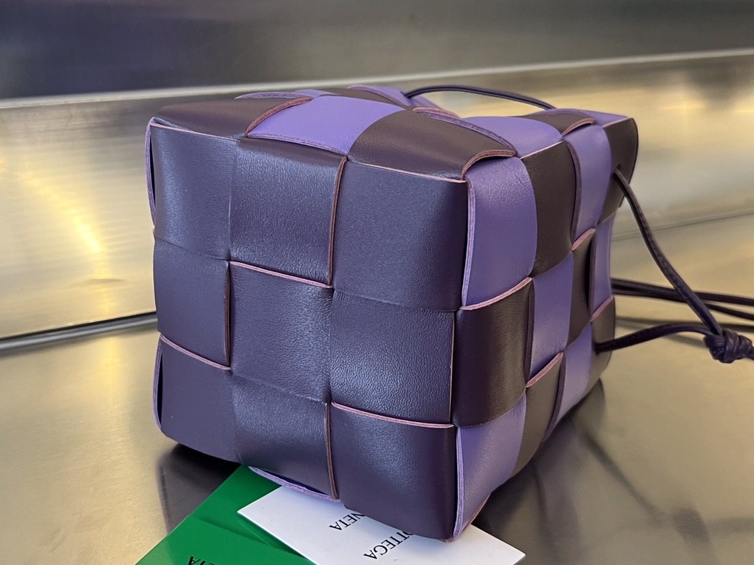 Сумка BOTTEGA VENETA Small Cassette Cross-Body Bucket