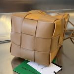 Сумка BOTTEGA VENETA Small Cassette Cross-Body Bucket