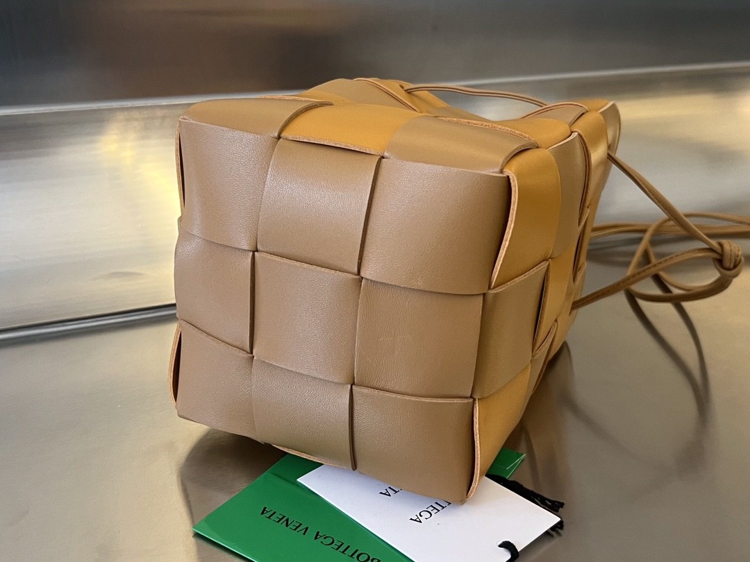 Сумка BOTTEGA VENETA Small Cassette Cross-Body Bucket