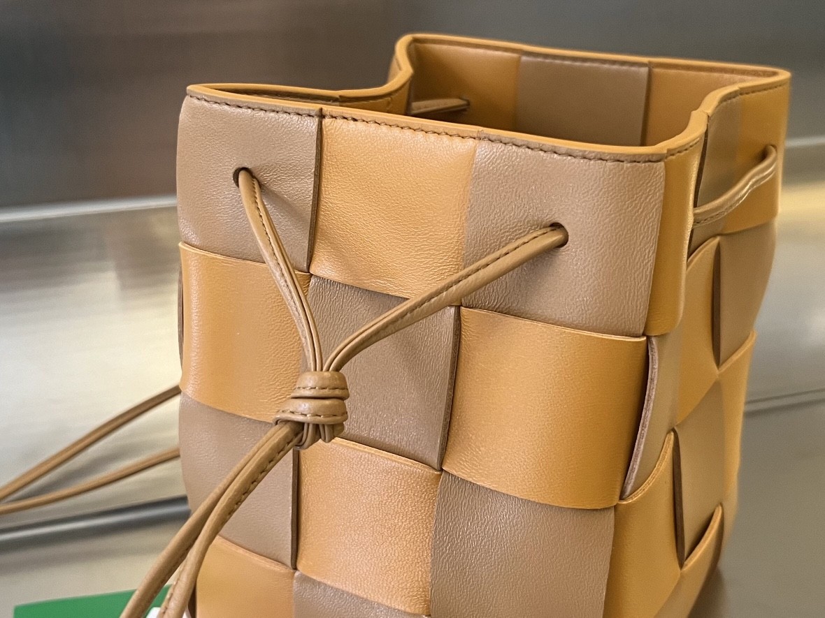 Сумка BOTTEGA VENETA Small Cassette Cross-Body Bucket