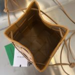 Сумка BOTTEGA VENETA Small Cassette Cross-Body Bucket