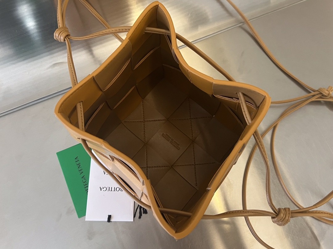 Сумка BOTTEGA VENETA Small Cassette Cross-Body Bucket