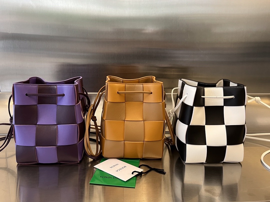 Сумка BOTTEGA VENETA Small Cassette Cross-Body Bucket