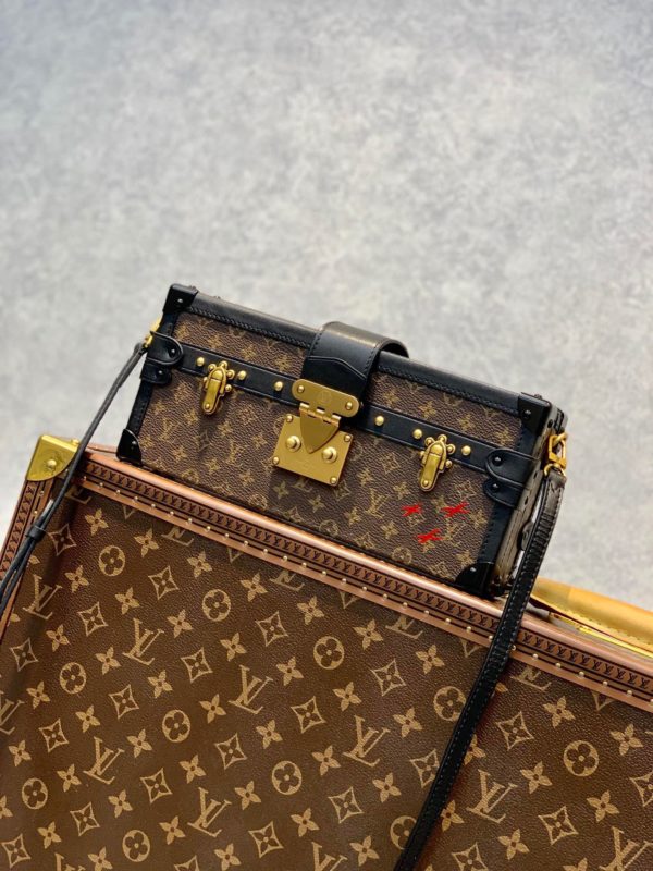 Сумка LOUIS VUITTON PETITE MALLE EAST WEST