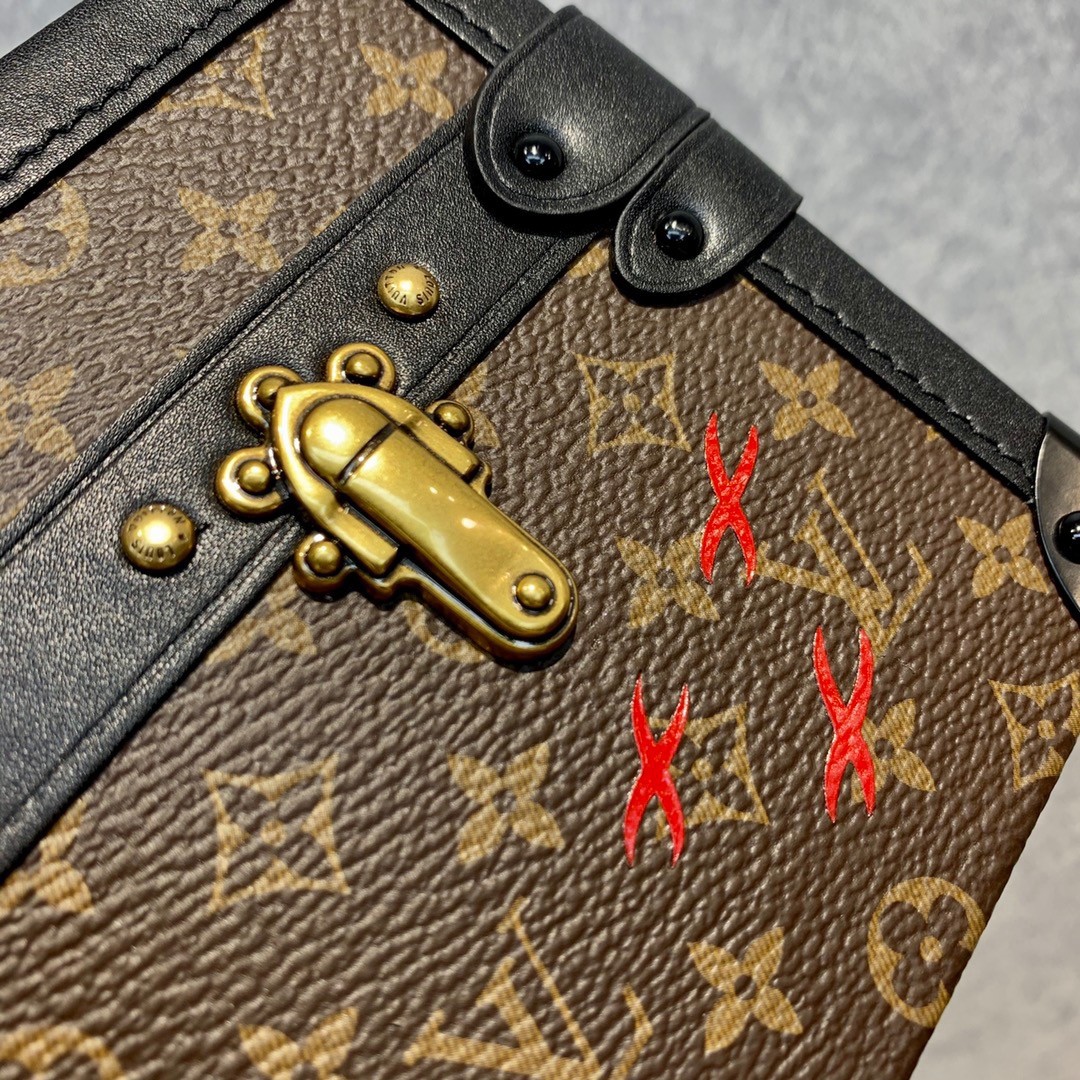 Сумка LOUIS VUITTON PETITE MALLE EAST WEST
