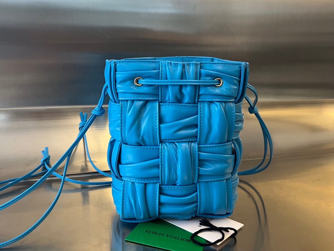 Сумка BOTTEGA VENETA Small Cassette Cross-Body Bucket