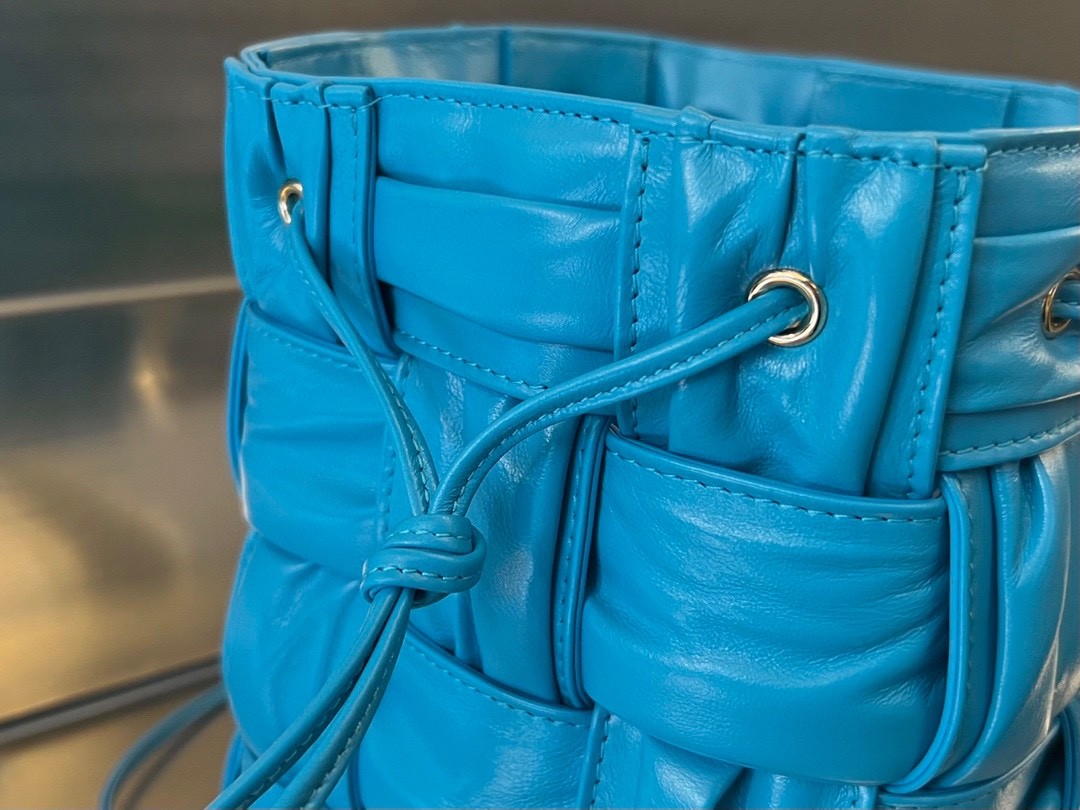 Сумка BOTTEGA VENETA Small Cassette Cross-Body Bucket