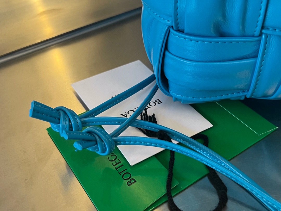 Сумка BOTTEGA VENETA Small Cassette Cross-Body Bucket