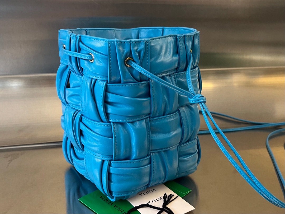 Сумка BOTTEGA VENETA Small Cassette Cross-Body Bucket