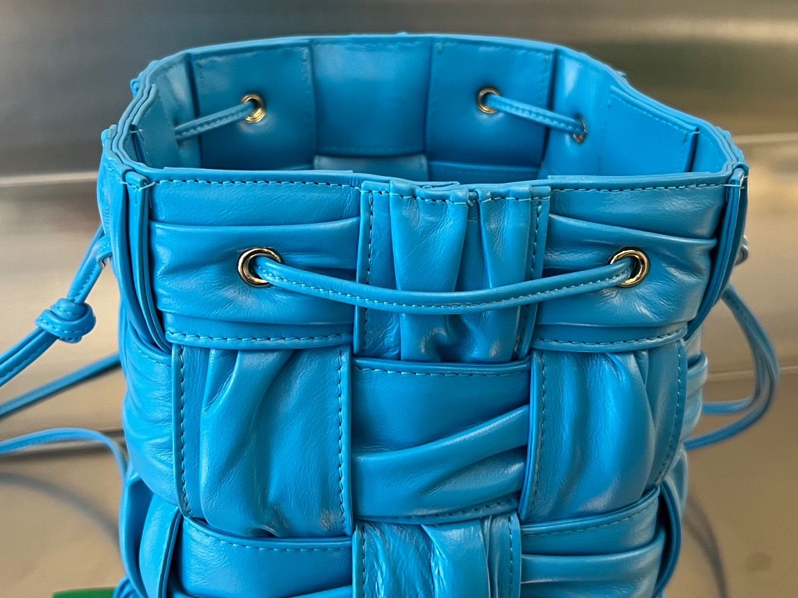 Сумка BOTTEGA VENETA Small Cassette Cross-Body Bucket